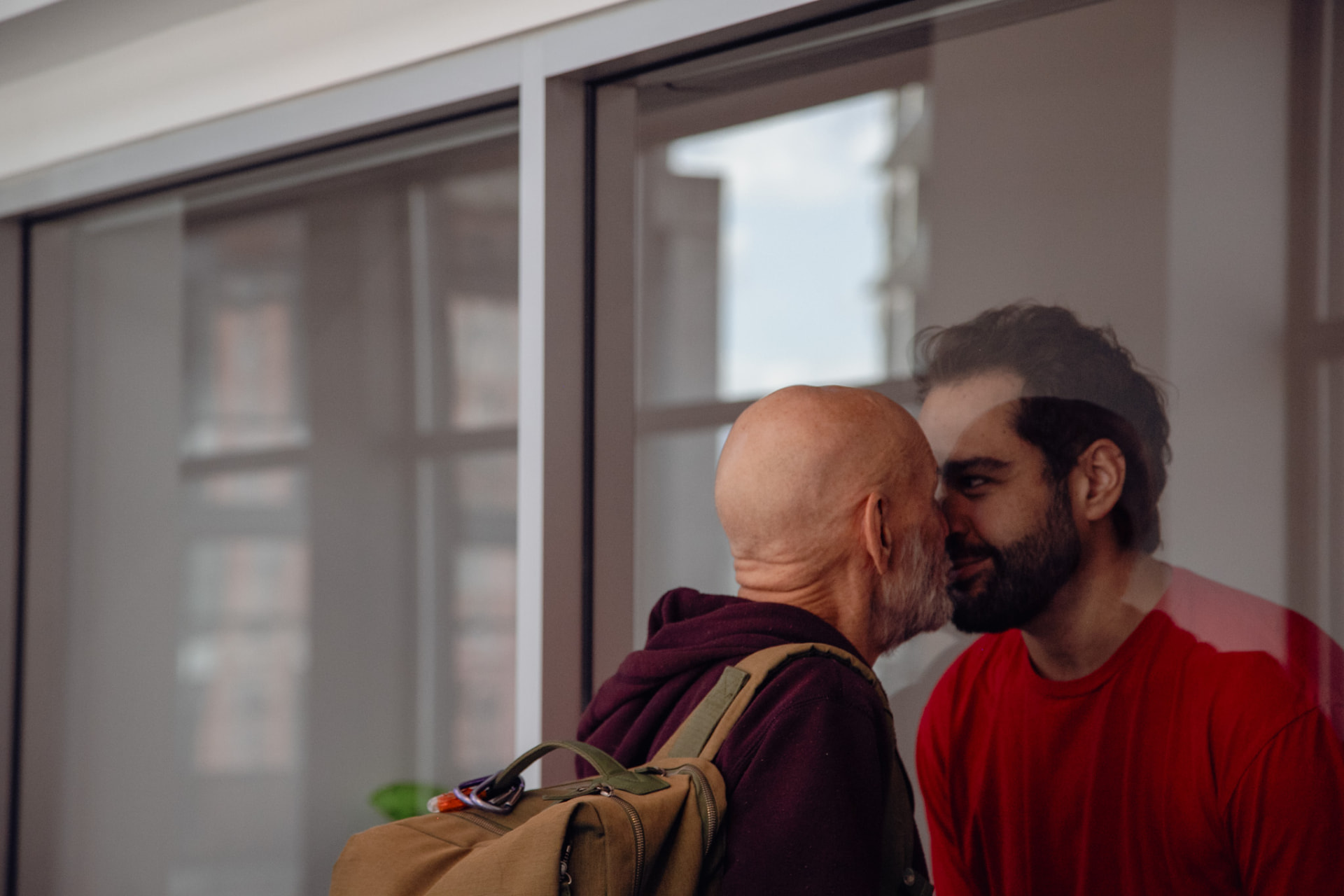 Forehead to forehead — greeting through the glass